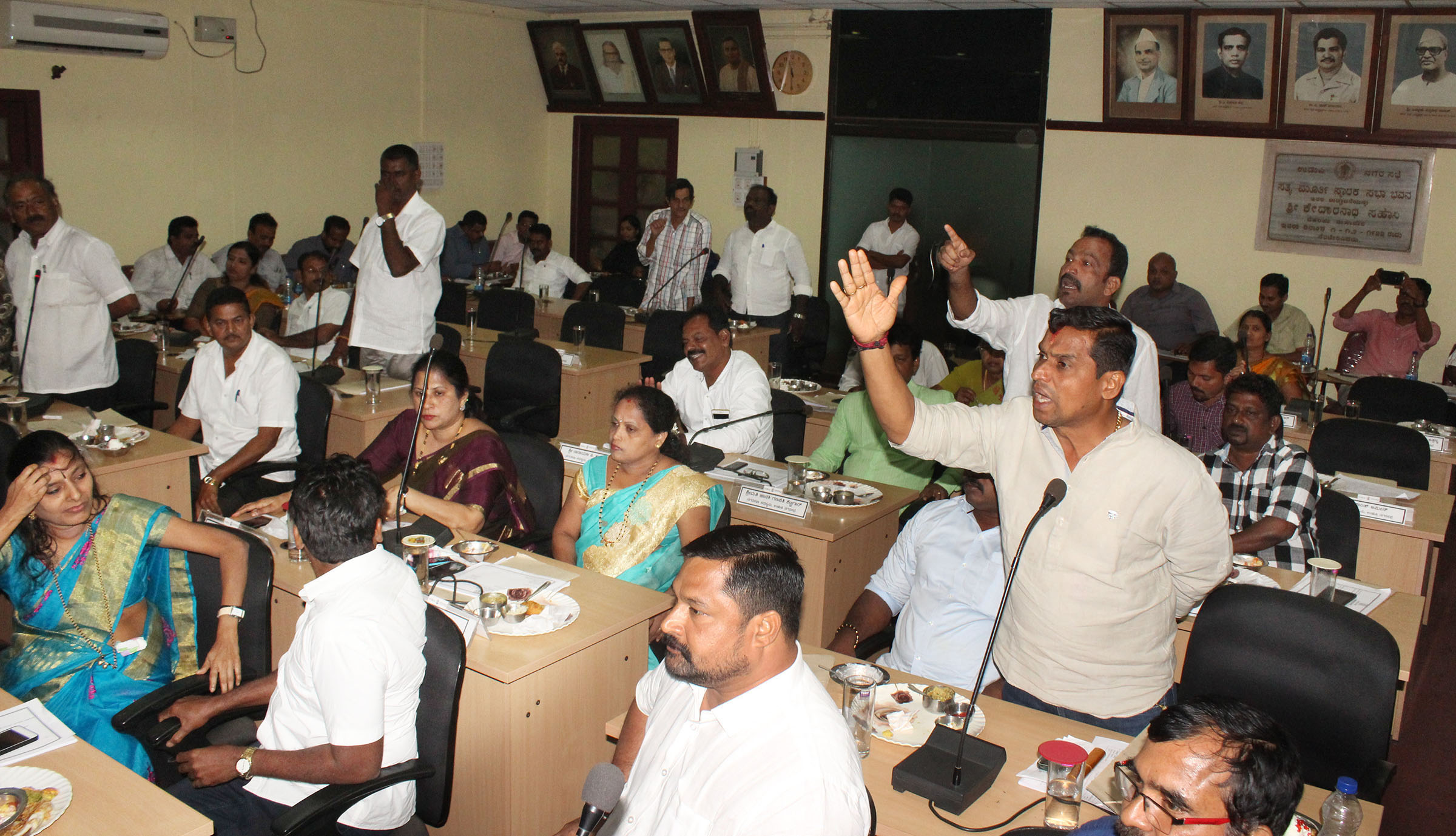 ರಿಕ್ಷಾ ನಿಲ್ದಾಣ ವಿರುದ್ಧ ಆರೋಪ: ಆಡಳಿತ ಸದಸ್ಯರ ಮದ್ಯೆ ವಾಗ್ವಾದ